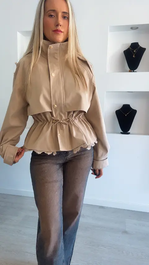 Parka com Detalhe em Renda e Cinta Ajustável