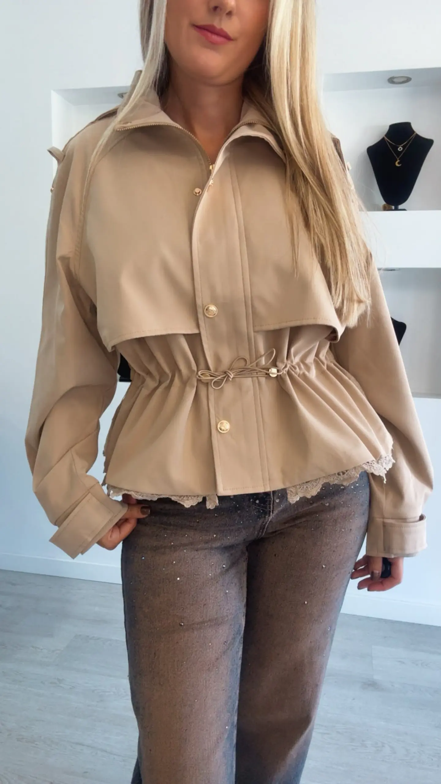 Parka com Detalhe em Renda e Cinta Ajustável 2