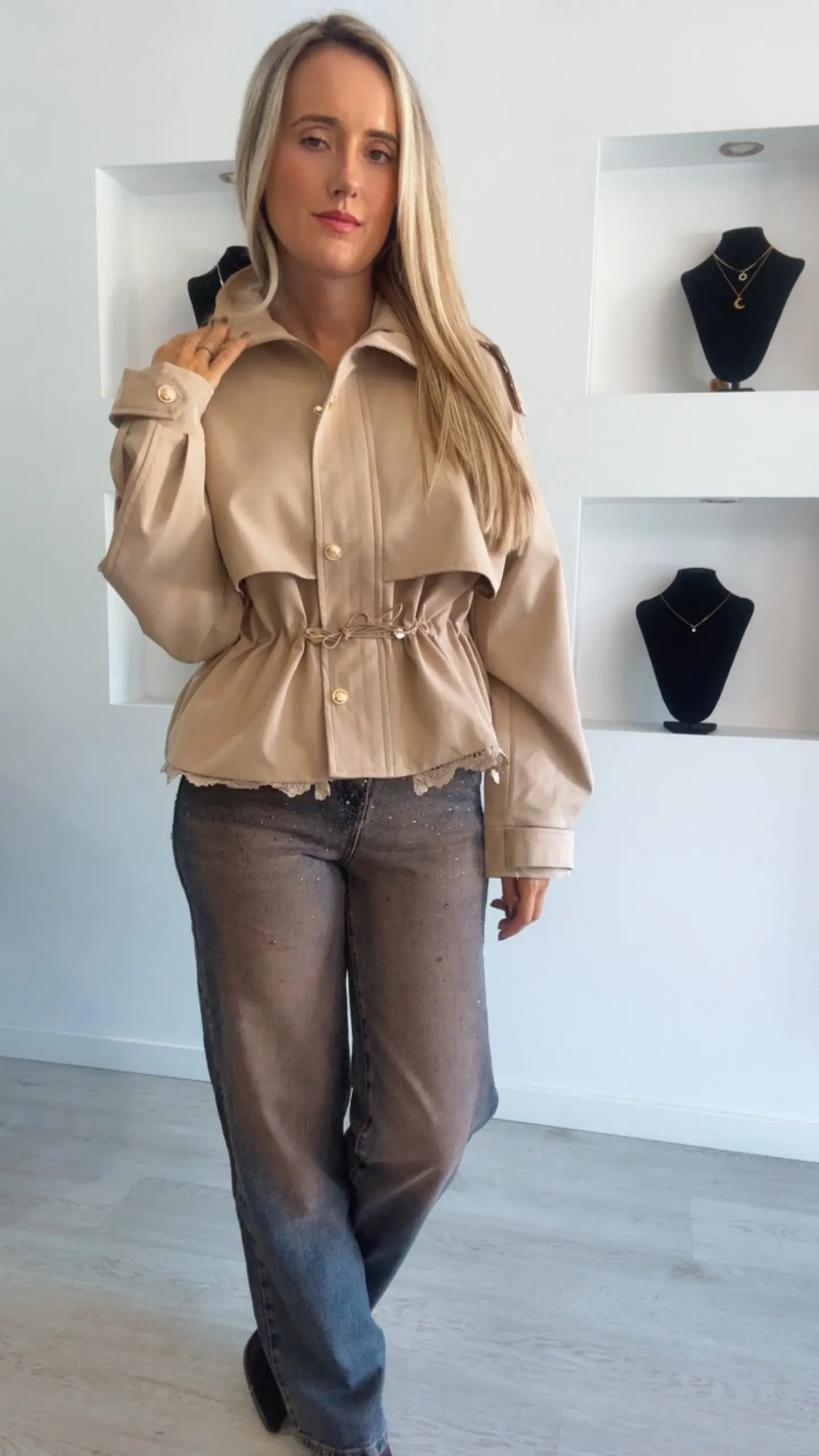 Parka com Detalhe em Renda e Cinta Ajustável 3