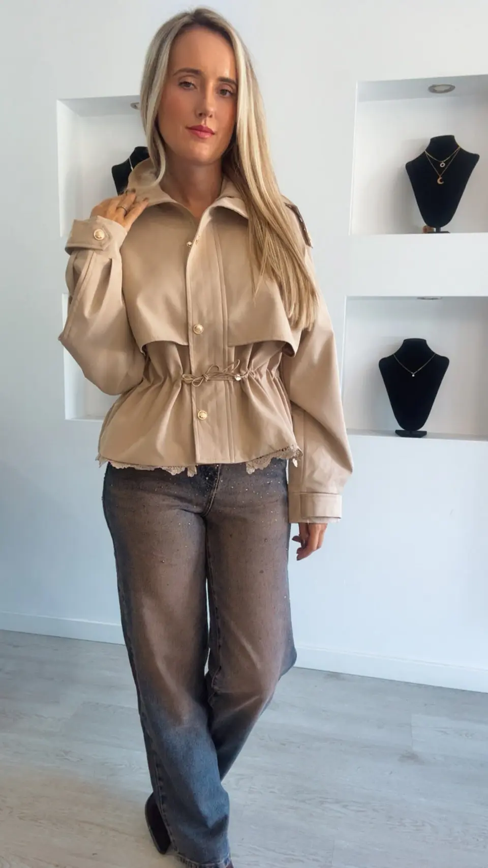 Parka com Detalhe em Renda e Cinta Ajustável 3