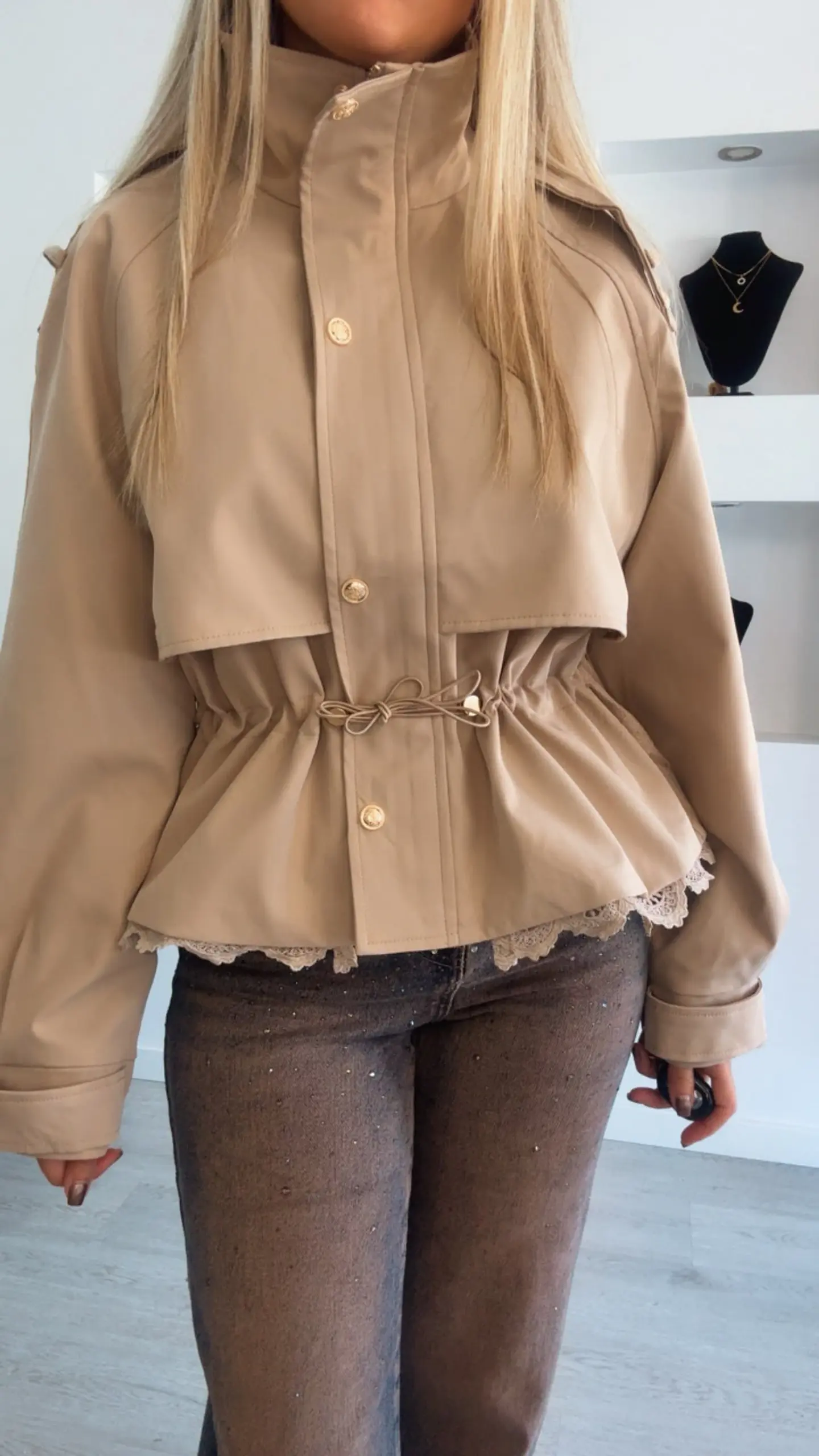 Parka com Detalhe em Renda e Cinta Ajustável 4