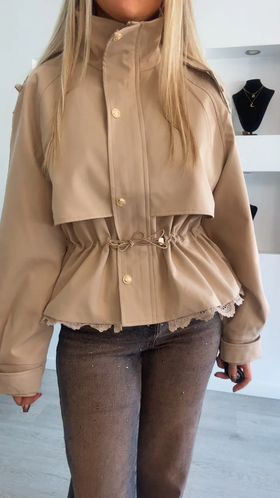 Parka com Detalhe em Renda e Cinta Ajustável 4