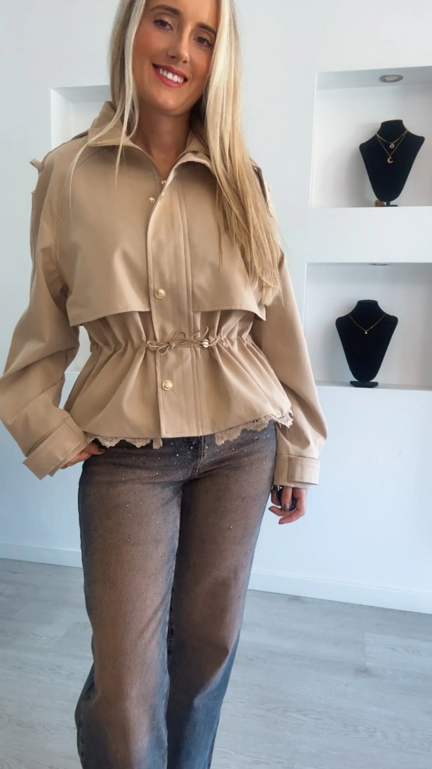 Parka com Detalhe em Renda e Cinta Ajustável 5