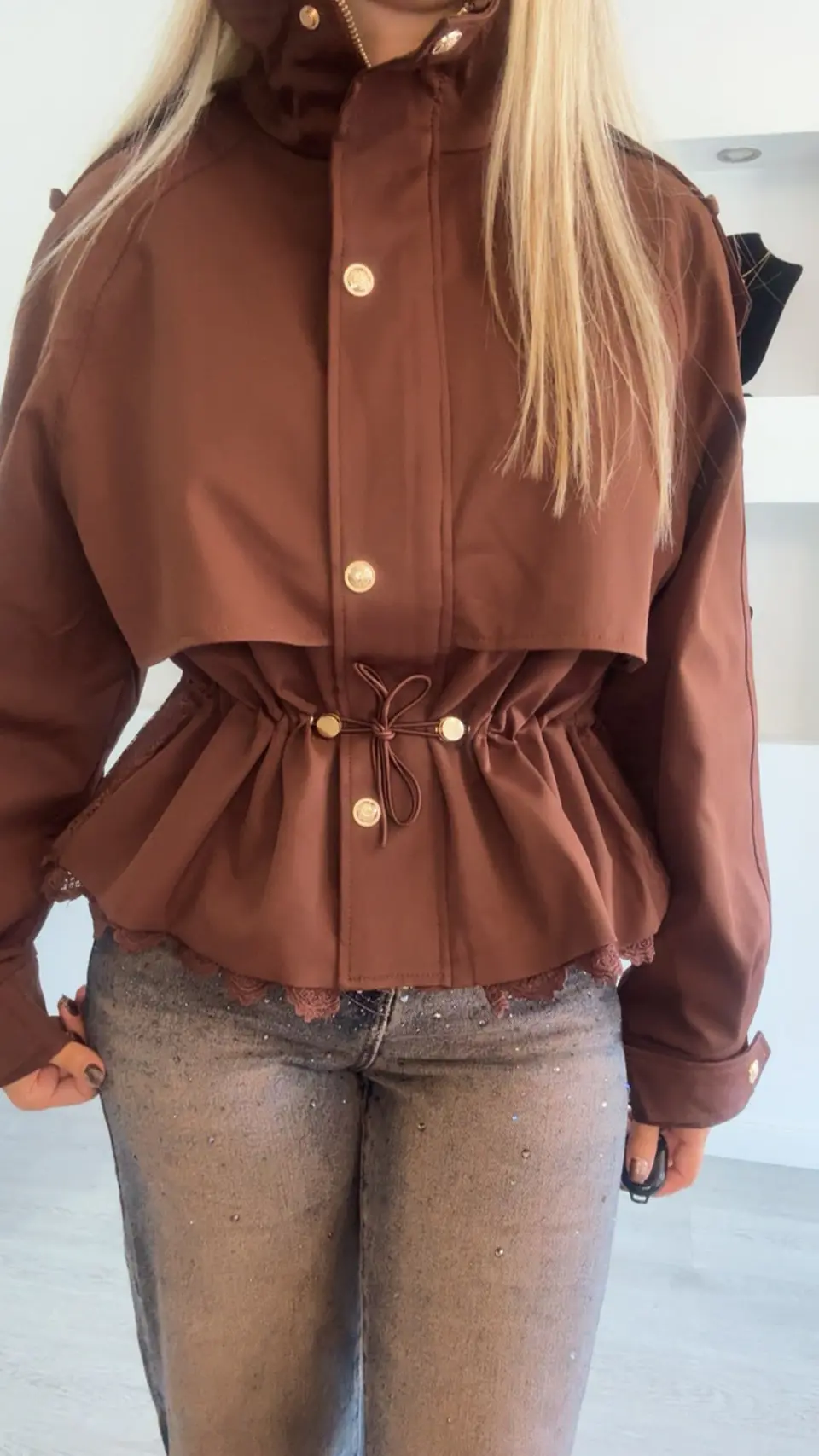 Parka com Detalhe em Renda e Cinta Ajustável 8