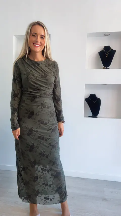 Vestido Comprido Justo com Flores em Veludo - TU