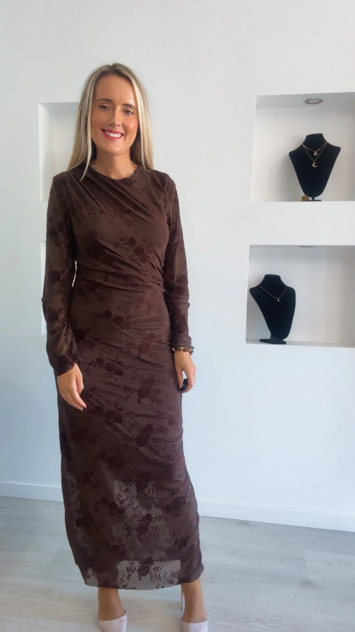 Vestido Comprido Justo com Flores em Veludo - TU 6