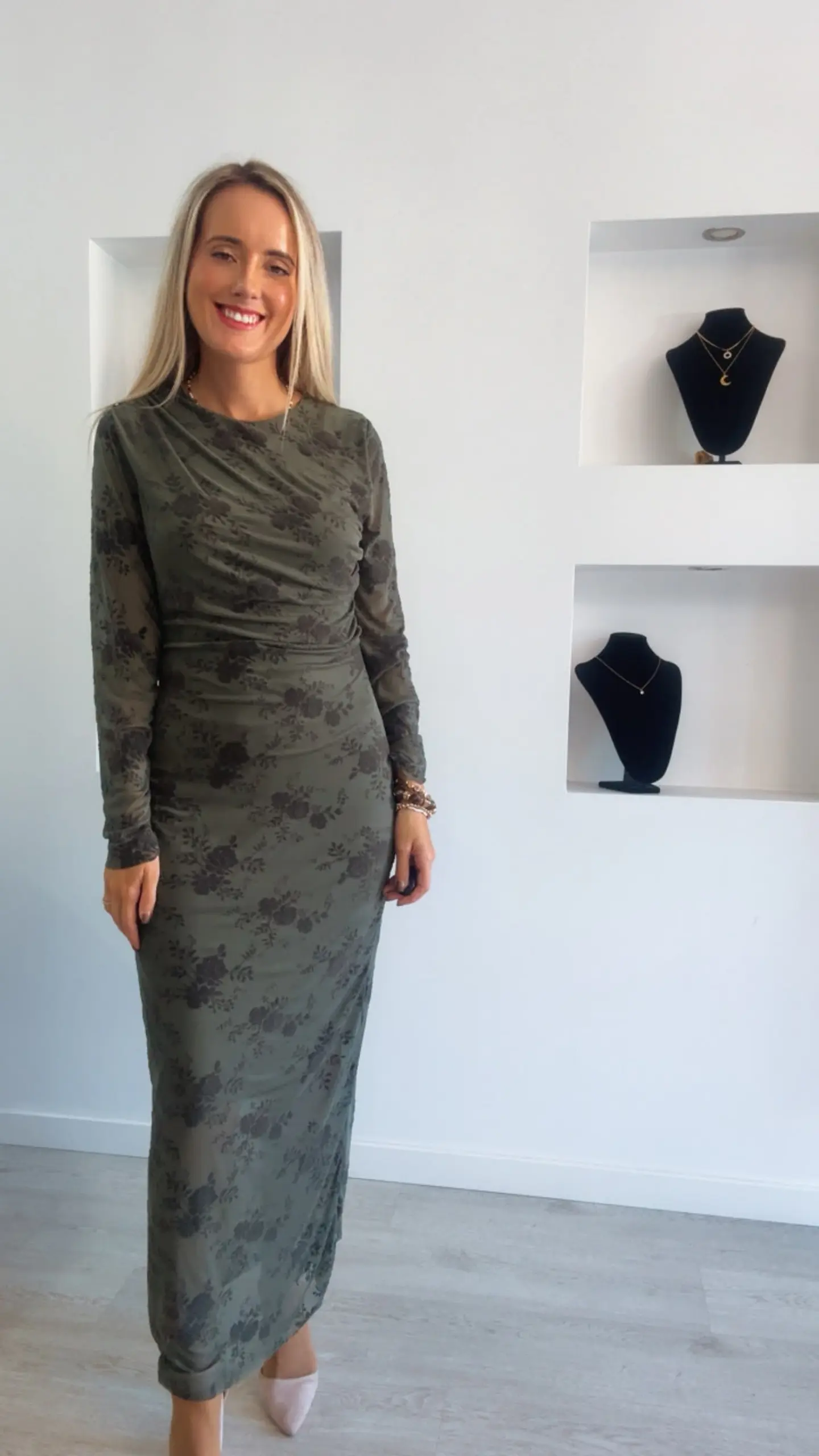 Vestido Comprido Justo com Flores em Veludo - TU 3