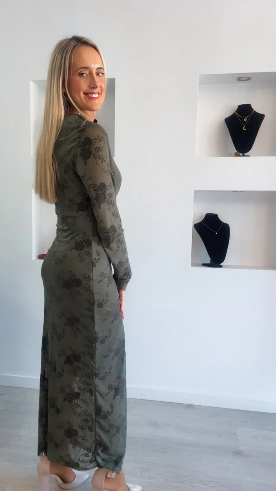 Vestido Comprido Justo com Flores em Veludo - TU 2