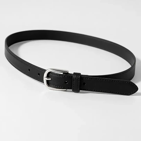 Cinto fino preto com fivela prateada