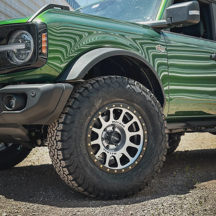 Method 305 Machined Black Lip 6x139.7 r18 3