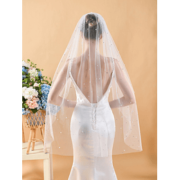 Véu de noiva com decoração de strass e pérolas artificiais