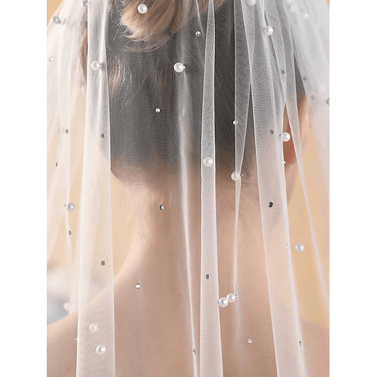 Velo de novia con decoración de pedrería y perlas artificiales