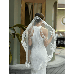 Véu de noiva bordado floral com decoração de pérolas falsas