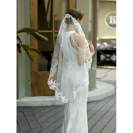 Véu de noiva bordado floral com decoração de pérolas falsas