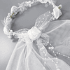 Véu de noiva com decoração de flores e pérolas artificiais