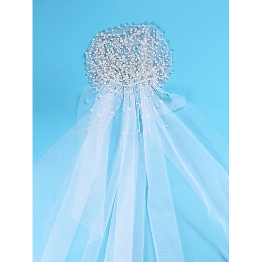Véu de noiva com decoração de pérolas falsas