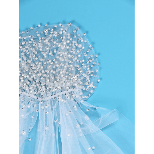 Véu de noiva com decoração de pérolas falsas