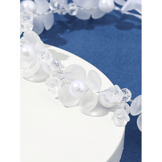 Faixa de cabelo de noiva com decoração de pérolas e flores falsas