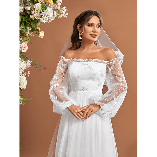 Vestido de novia con volantes, bordado floral, hombros descubiertos, manga farol, malla, sin velo.