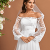 Vestido de novia con volantes, bordado floral, hombros descubiertos, manga farol, malla, sin velo.