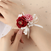 Corpete de pulso com decoração de pérolas e flores falsas