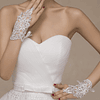 Luvas de noiva sem dedos com decoração floral bordada com strass