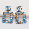 Brincos de gota geométrica com decoração de cristais