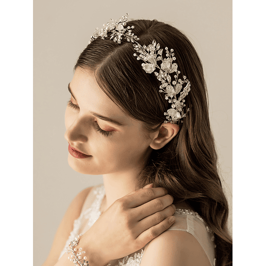 Tiara de noiva com decoração de strass e pérolas artificiais