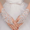 Luvas de noiva sem dedos com decoração floral bordada com cristais