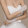 Luvas de noiva sem dedos com decoração floral bordada com cristais