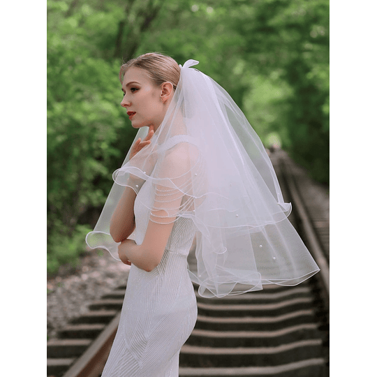 Véu de noiva com decoração de pérolas artificiais