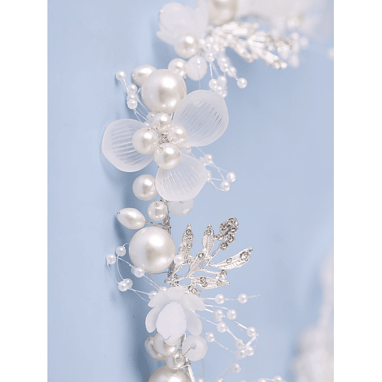 Tiara de noiva com decoração de folha de cristais e pérolas artificiais