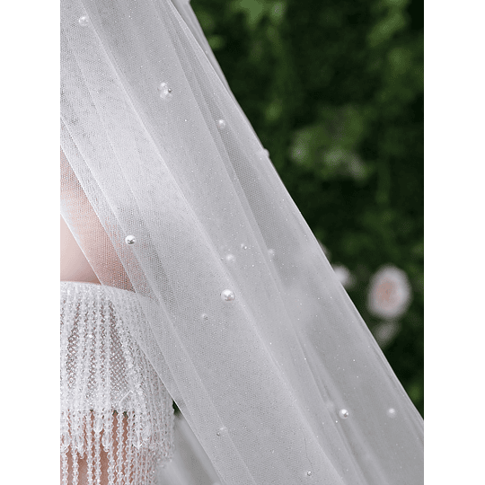 Véu de noiva com decoração de pérolas artificiais