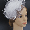 Chapéu de noiva com decoração de pérolas e flores artificiais