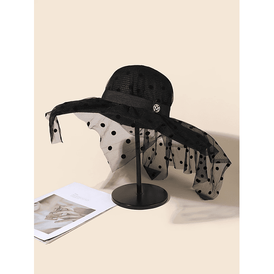 Chapéu de palha decorado com bolinhas