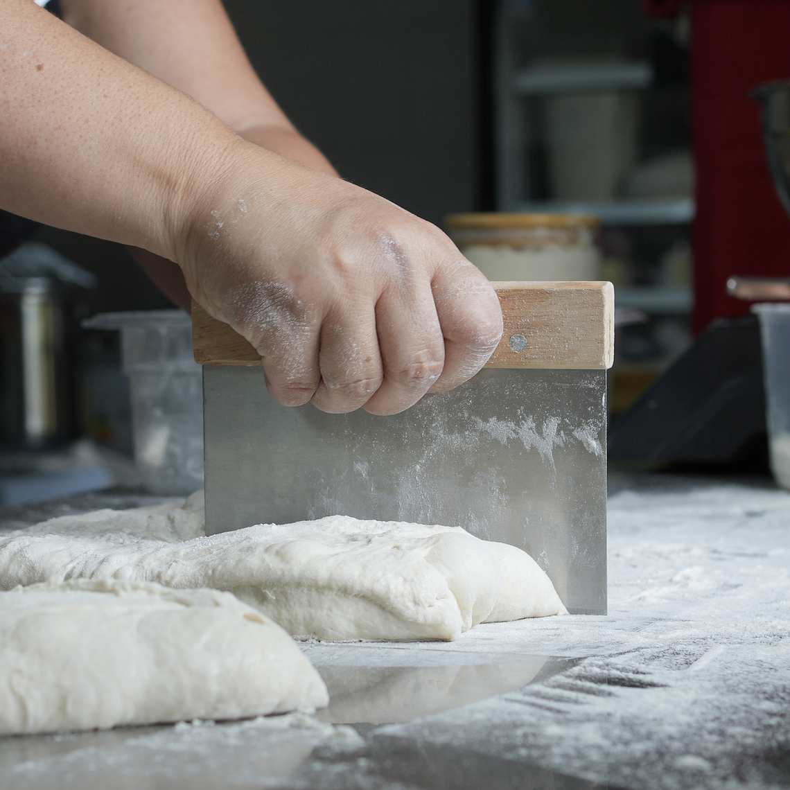 Raspador de Acero Inoxidable con Mango de Madera 3