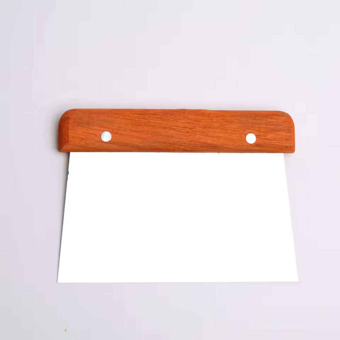 Raspador de Acero Inoxidable con Mango de Madera 1