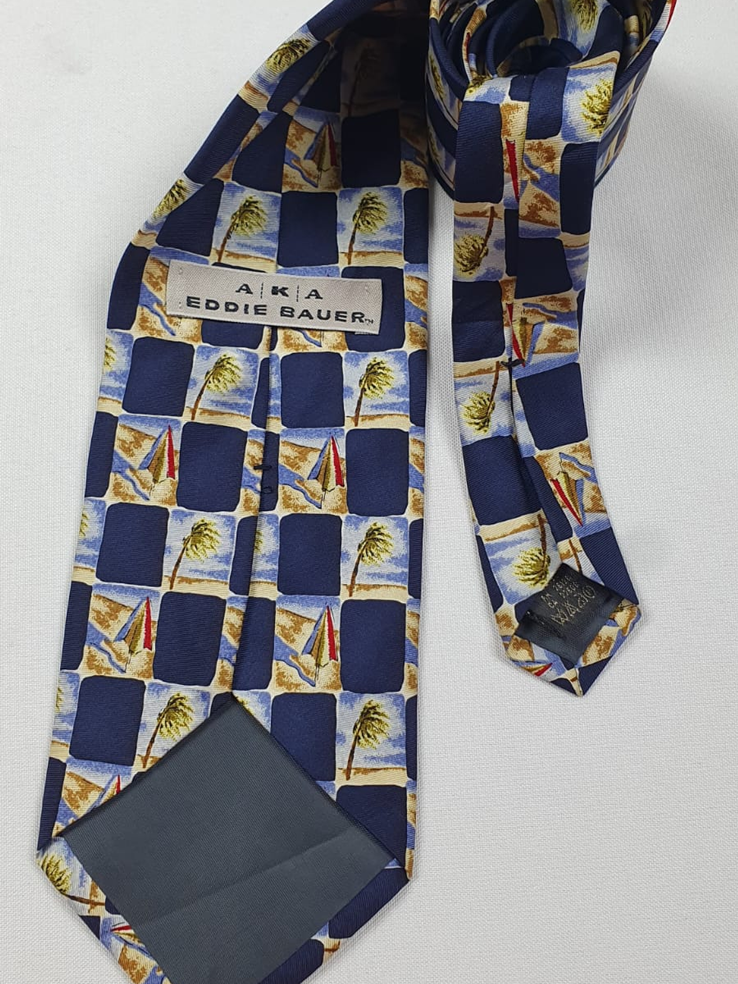 Corbata A.K.A Eddie Bauer – Estilo Tropical Artístic 2