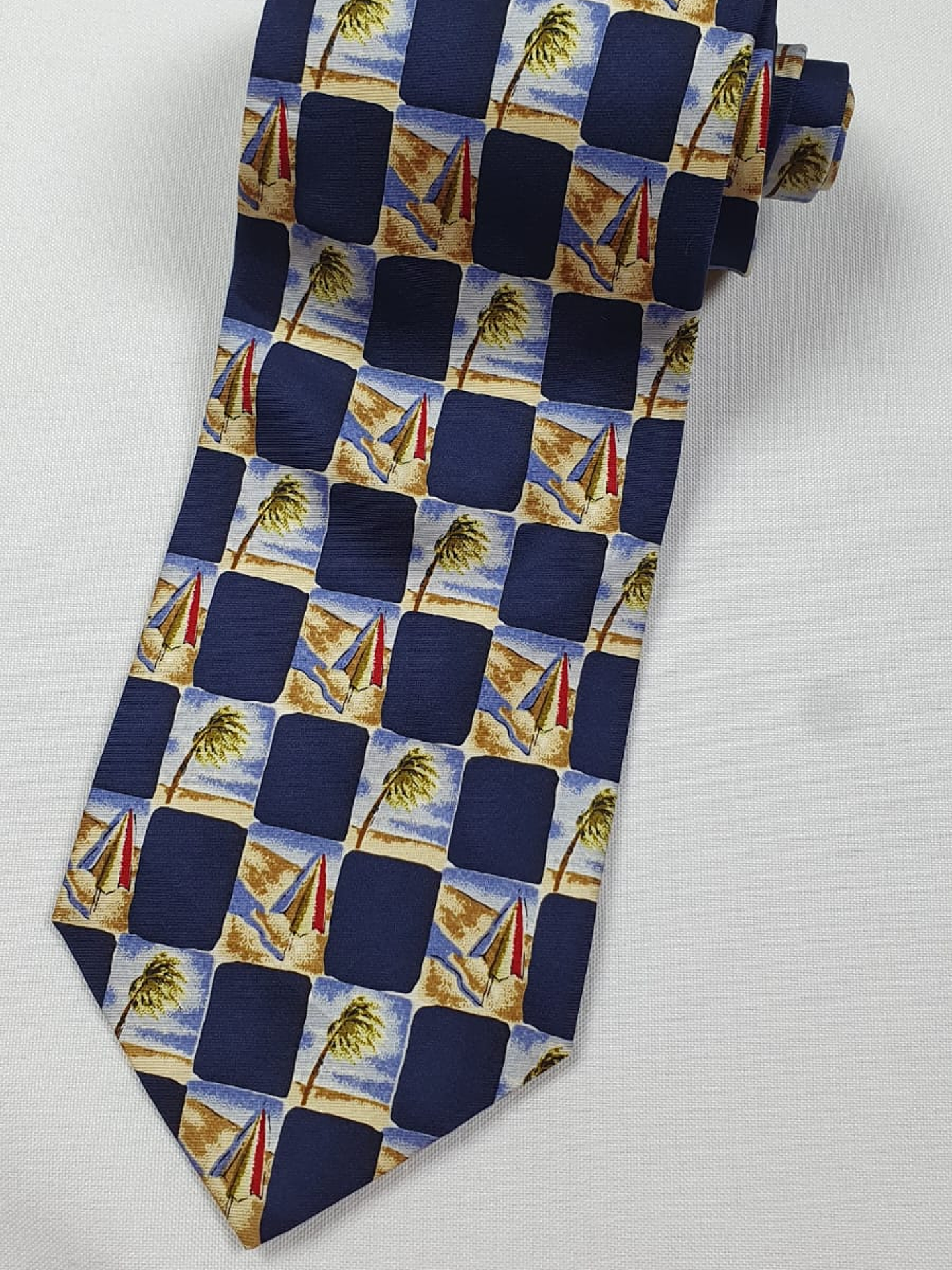 Corbata A.K.A Eddie Bauer – Estilo Tropical Artístic 1