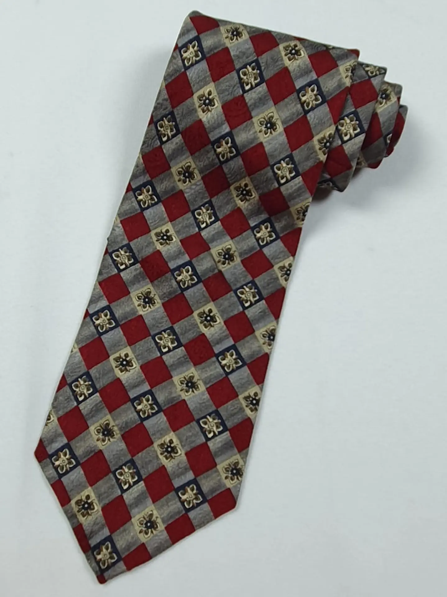 Corbata Claiborne 100% seda – Cuadros rojos y gris con flores beige 1