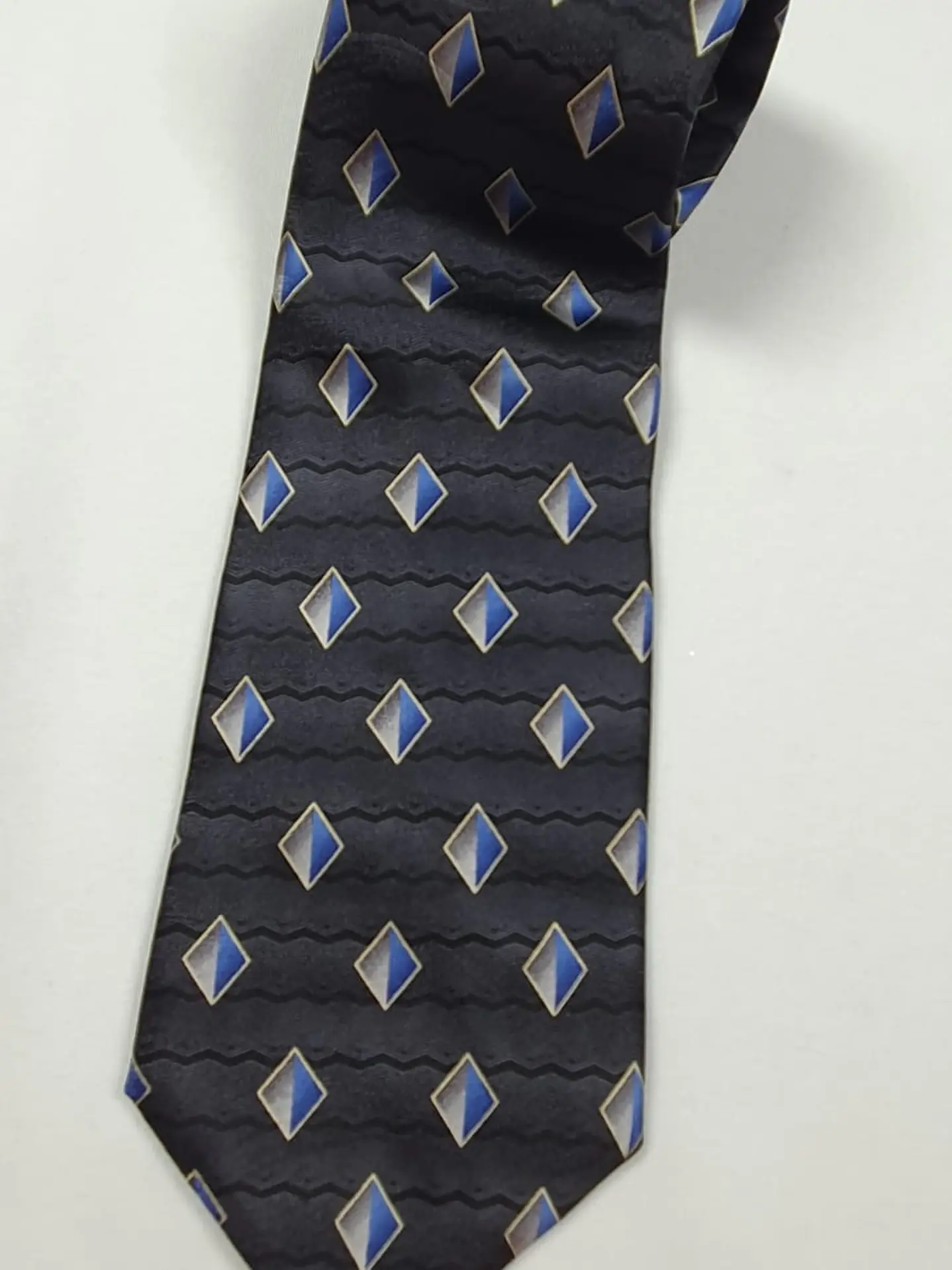 Corbata Pierre Cardin 100% seda – Fondo gris oscuro con rombos azules 1
