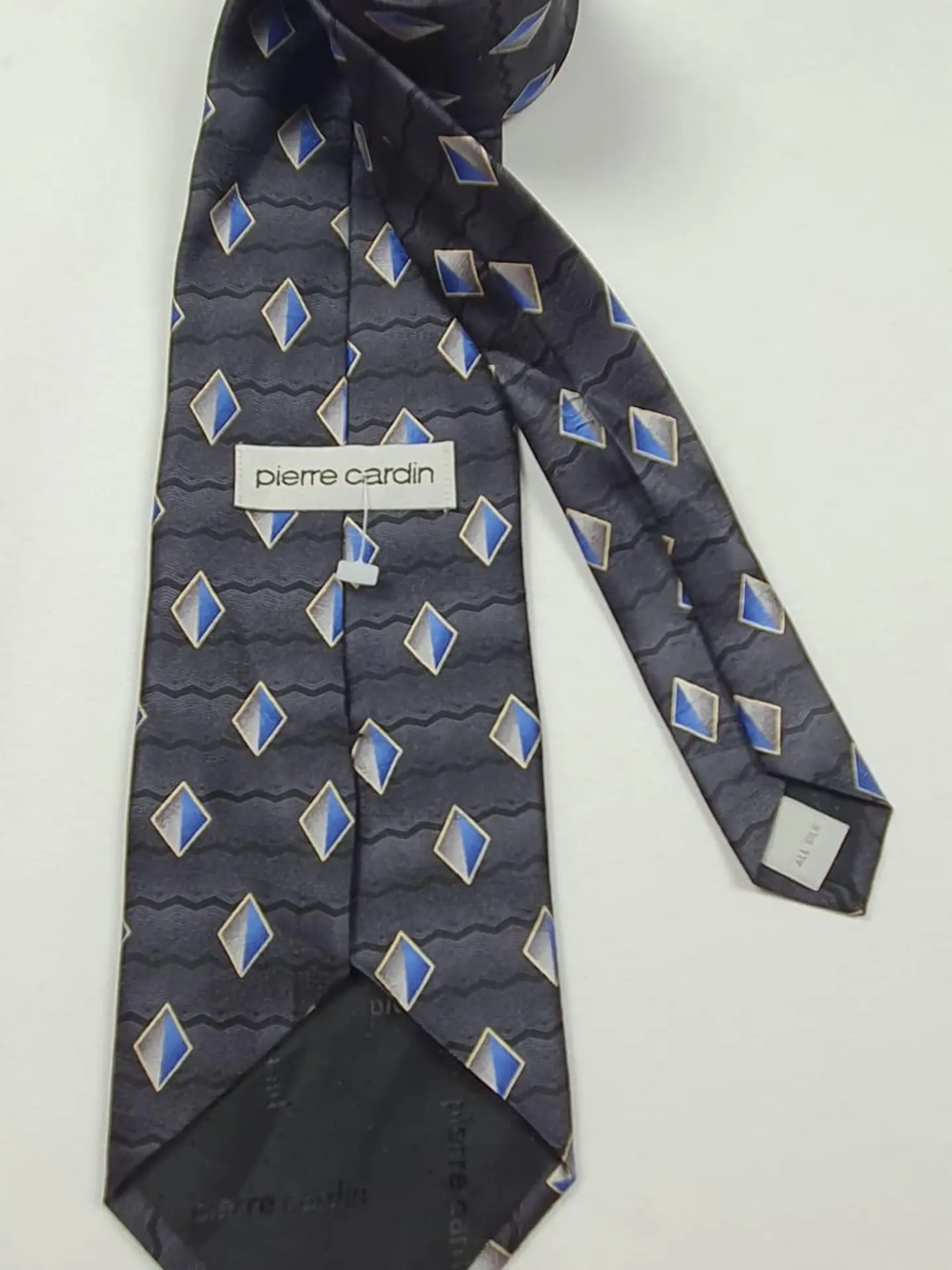 Corbata Pierre Cardin 100% seda – Fondo gris oscuro con rombos azules 2