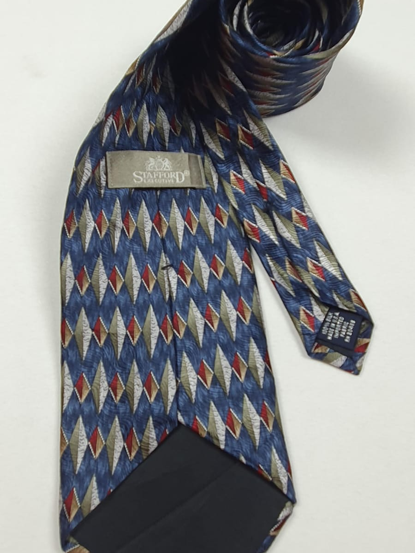 Corbata 100% seda Stafford Executive – Diseño geométrico azul, beige y rojo 2