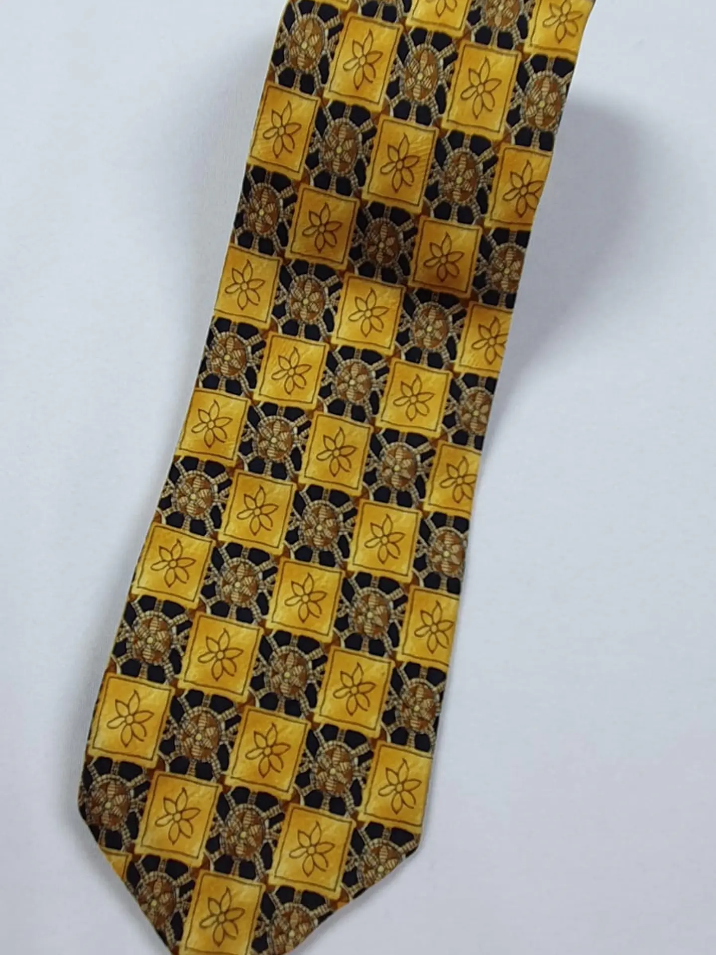 Corbata UTY – Amarillo intenso con diseño floral vintage 1