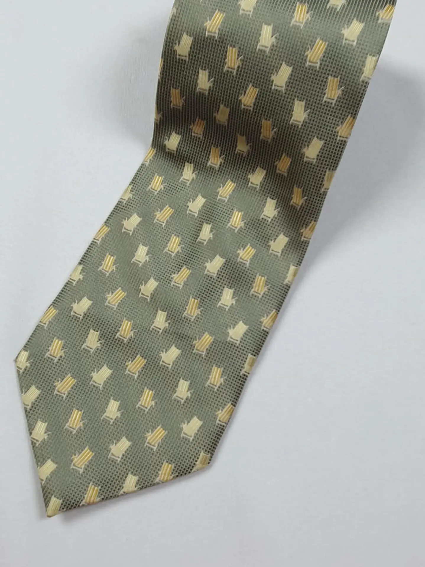 Corbata Off Island Tommy Bahama – Verde oliva con sillas de playa 1