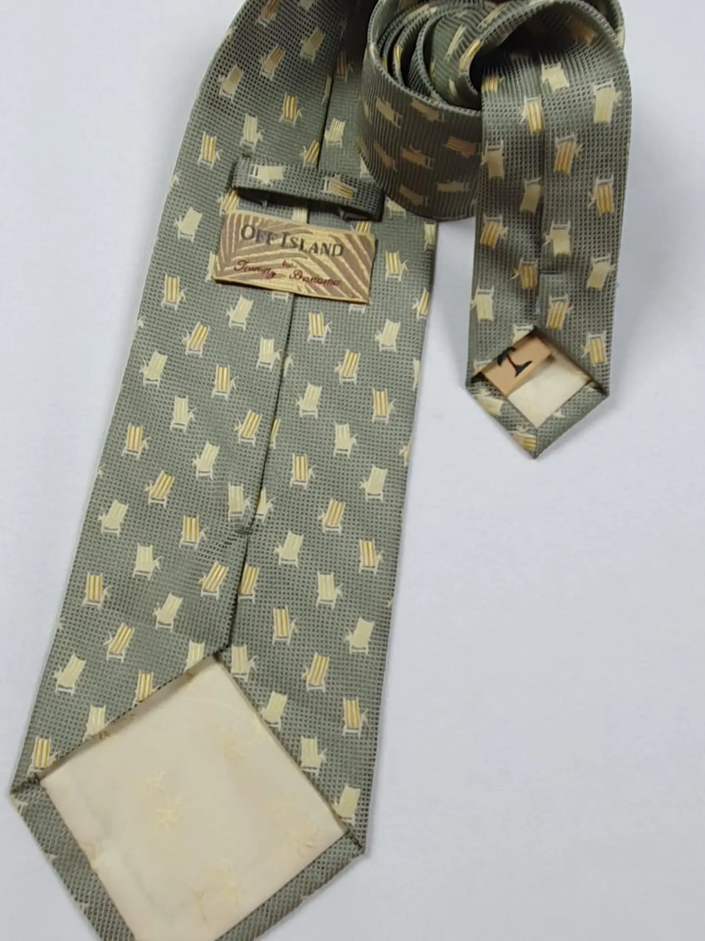 Corbata Off Island Tommy Bahama – Verde oliva con sillas de playa 2