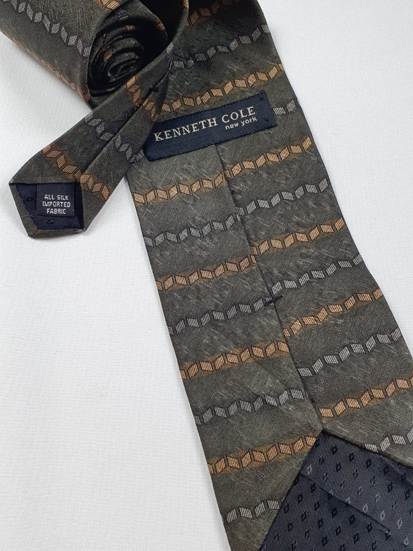 Corbata Kenneth Cole New York 100% seda – Estilo moderno y sofisticado 2