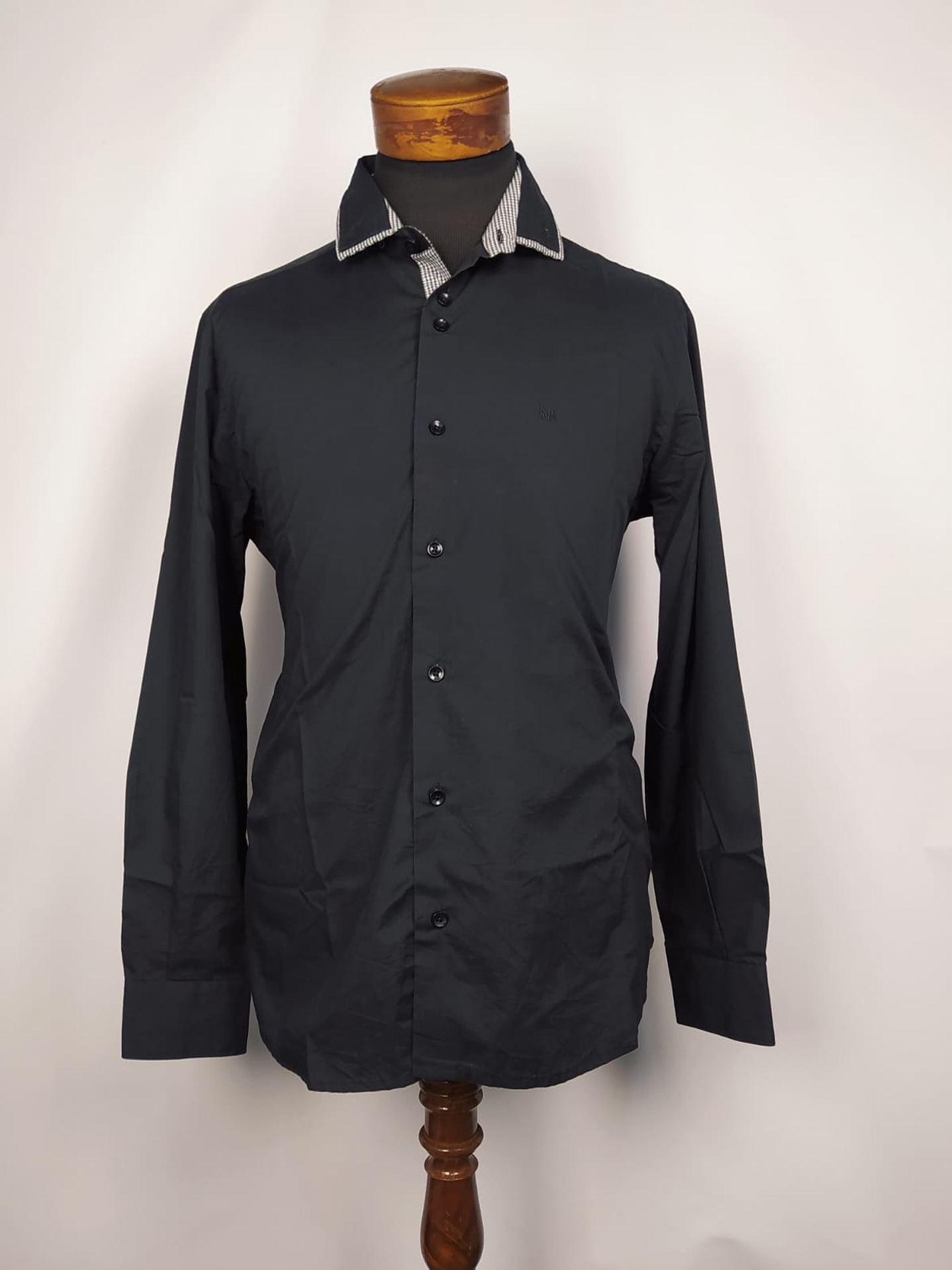 Camisa negra con cuello a contraste TALLA XL 1