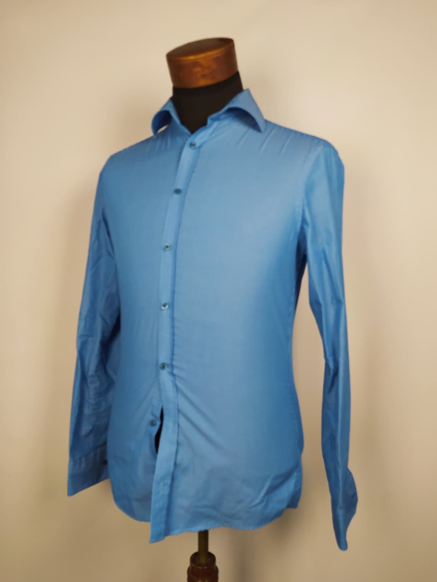 Camisa celeste con finas rayas TALLA S 2