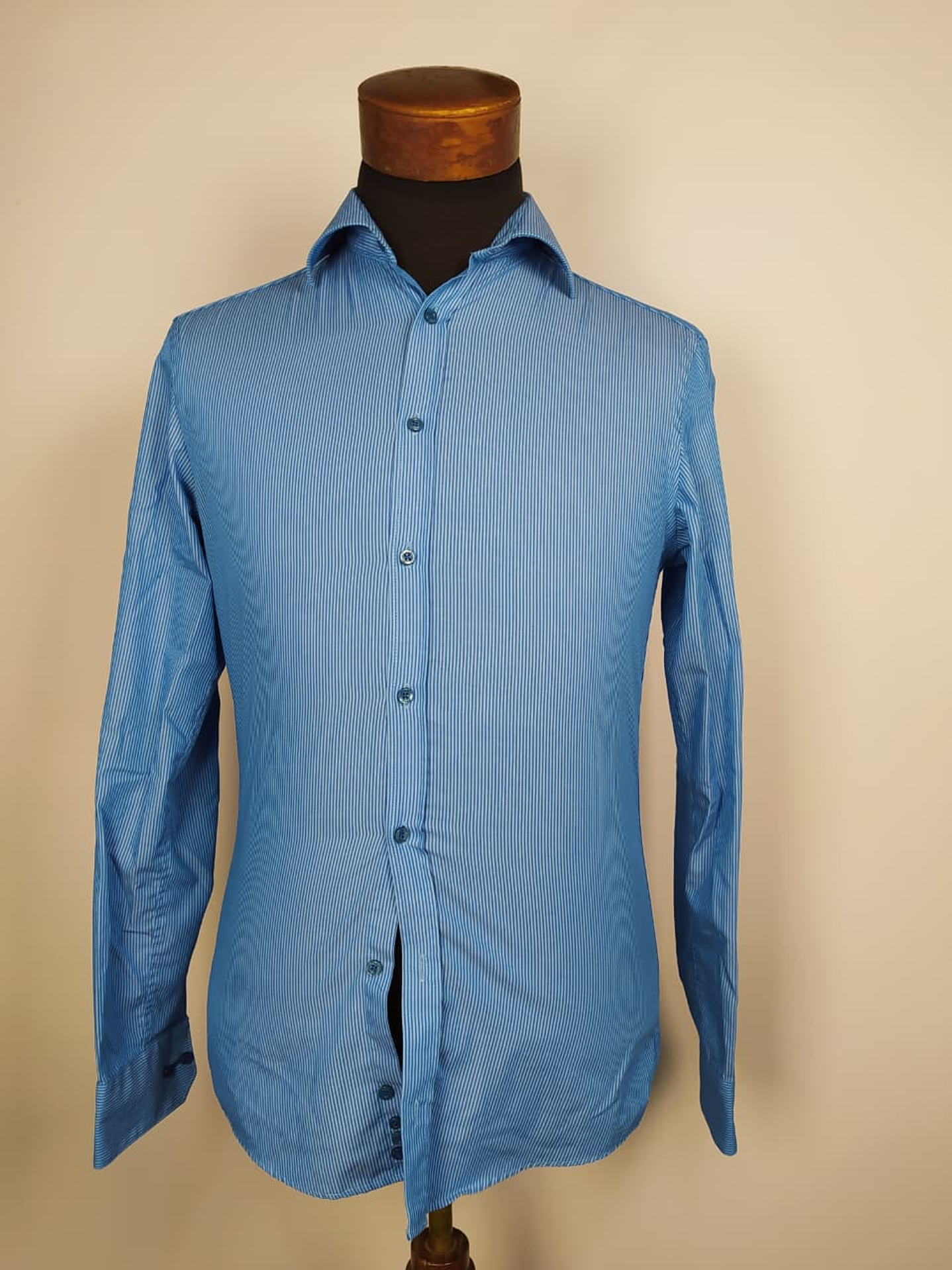 Camisa celeste con finas rayas TALLA S 1